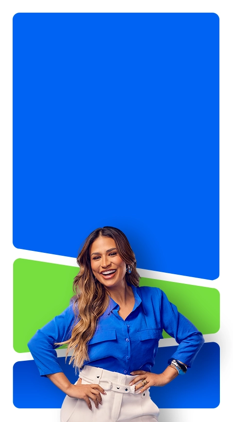 Cantora Simone Mendes com uma camisa azul com as duas mãos na cintura